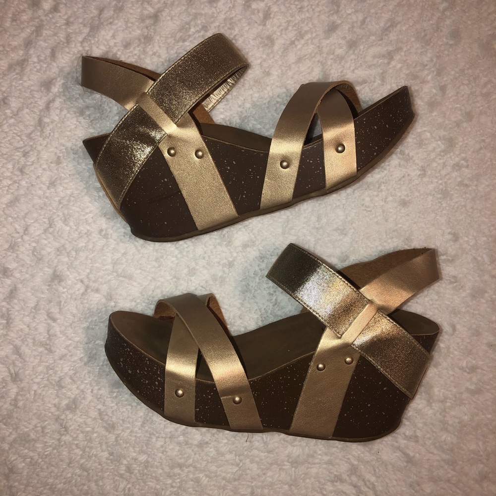 🌟gold strappy wedges🌟